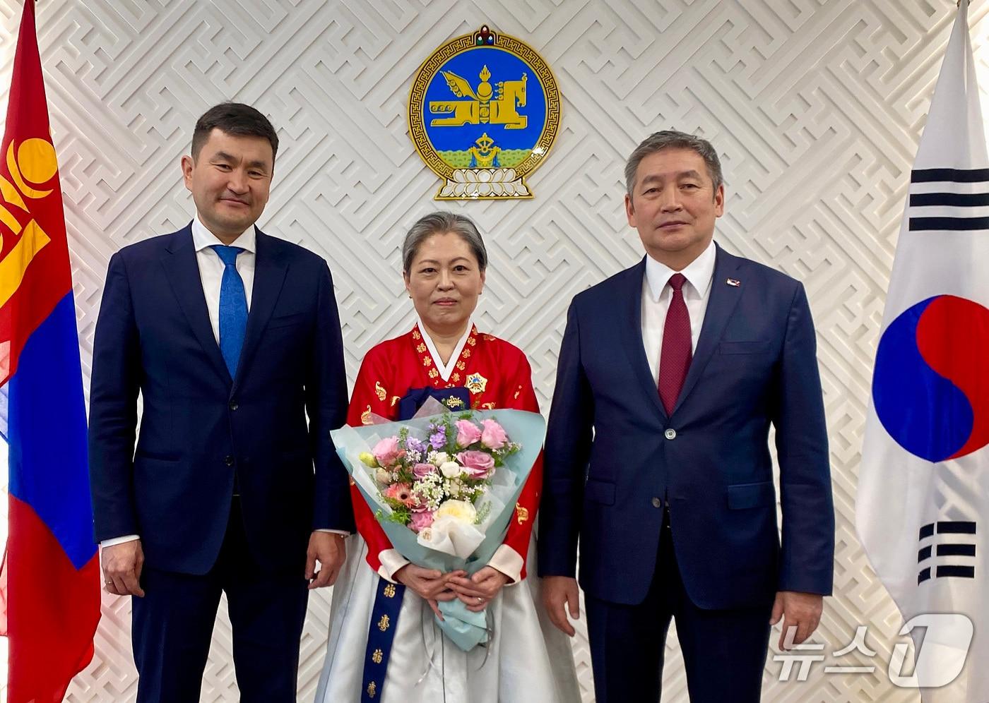 박소현 영남대 교수가 몽골 최고 권위의 친선훈장인 &#39;북극성 훈장&#39;을 받았다. 왼쪽부터 수헤 수흐볼드 주한몽골대사, 박 교수, 냠다와 후랄바타르 대통령 수석고문.&#40;영남대 제공. 재판매 및 DB금지&#41;