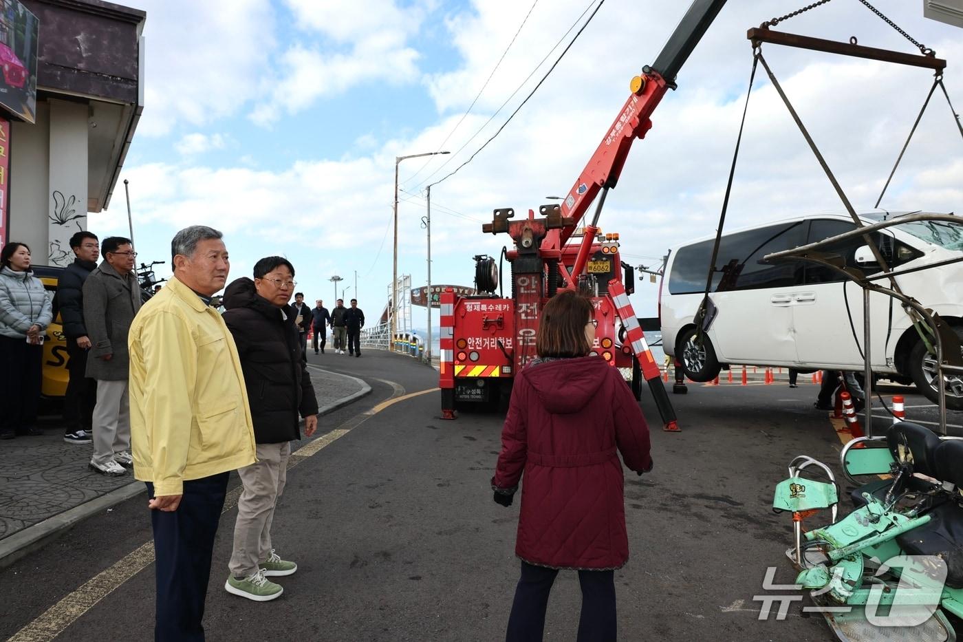 우도 천진항 돌진사고 현장을 점검하고 있는 김완근 제주시장.(제주시 제공, 재판매 및 DB 금지)