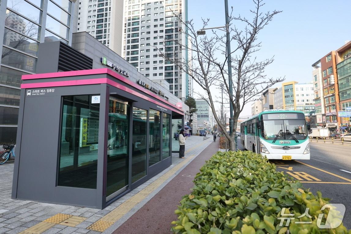 본문 이미지 -  경기 의왕시 스마트 버스정류장. &#40;의왕시 제공. 재판매 및 DB 금지&#41; 2025.11.26/뉴스1