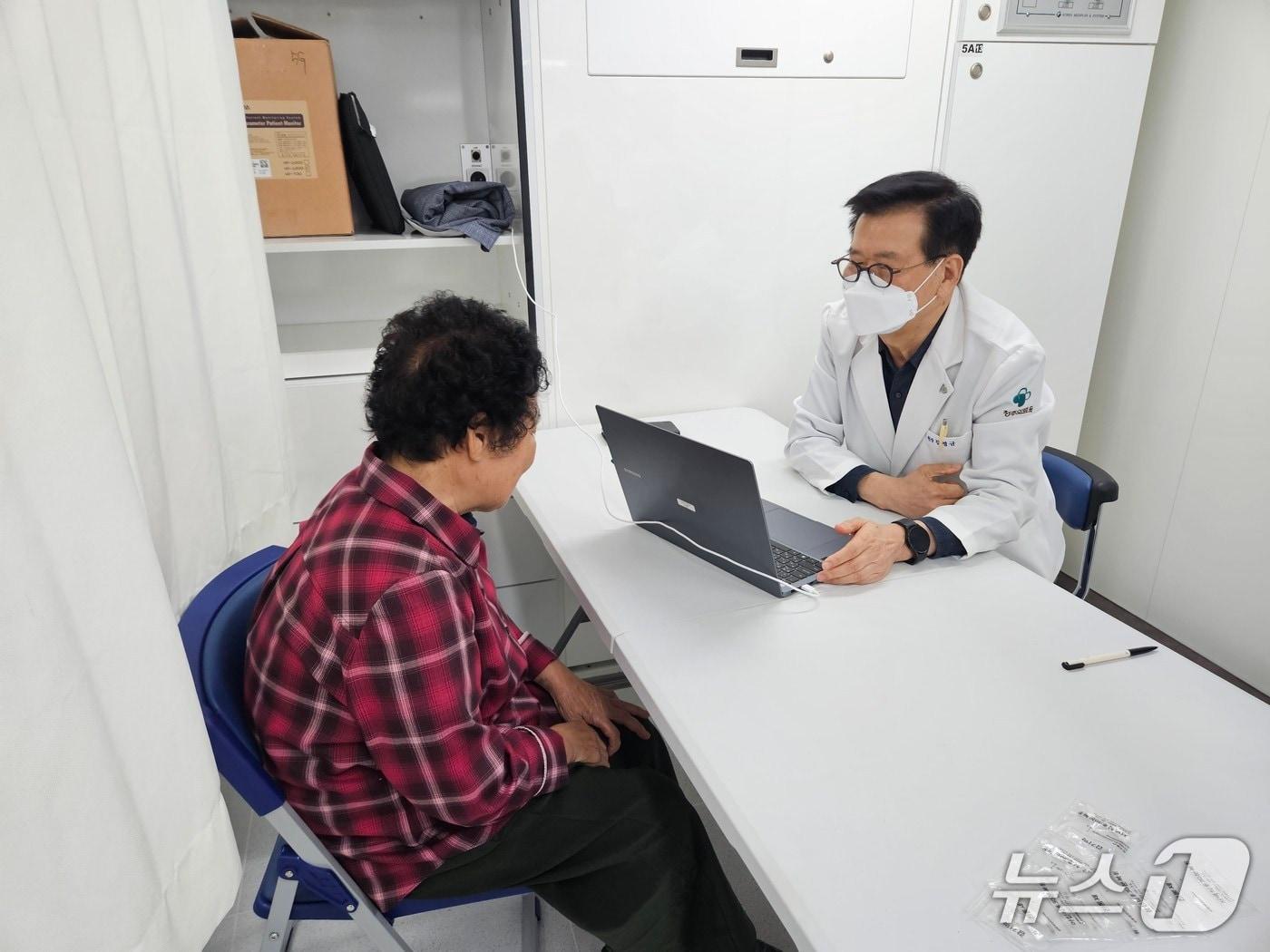 본문 이미지 - 의료서비스 시행하고 있는 김영규 청주의료원장(충북도 제공. 재판매 및 DB금지)./뉴스1 