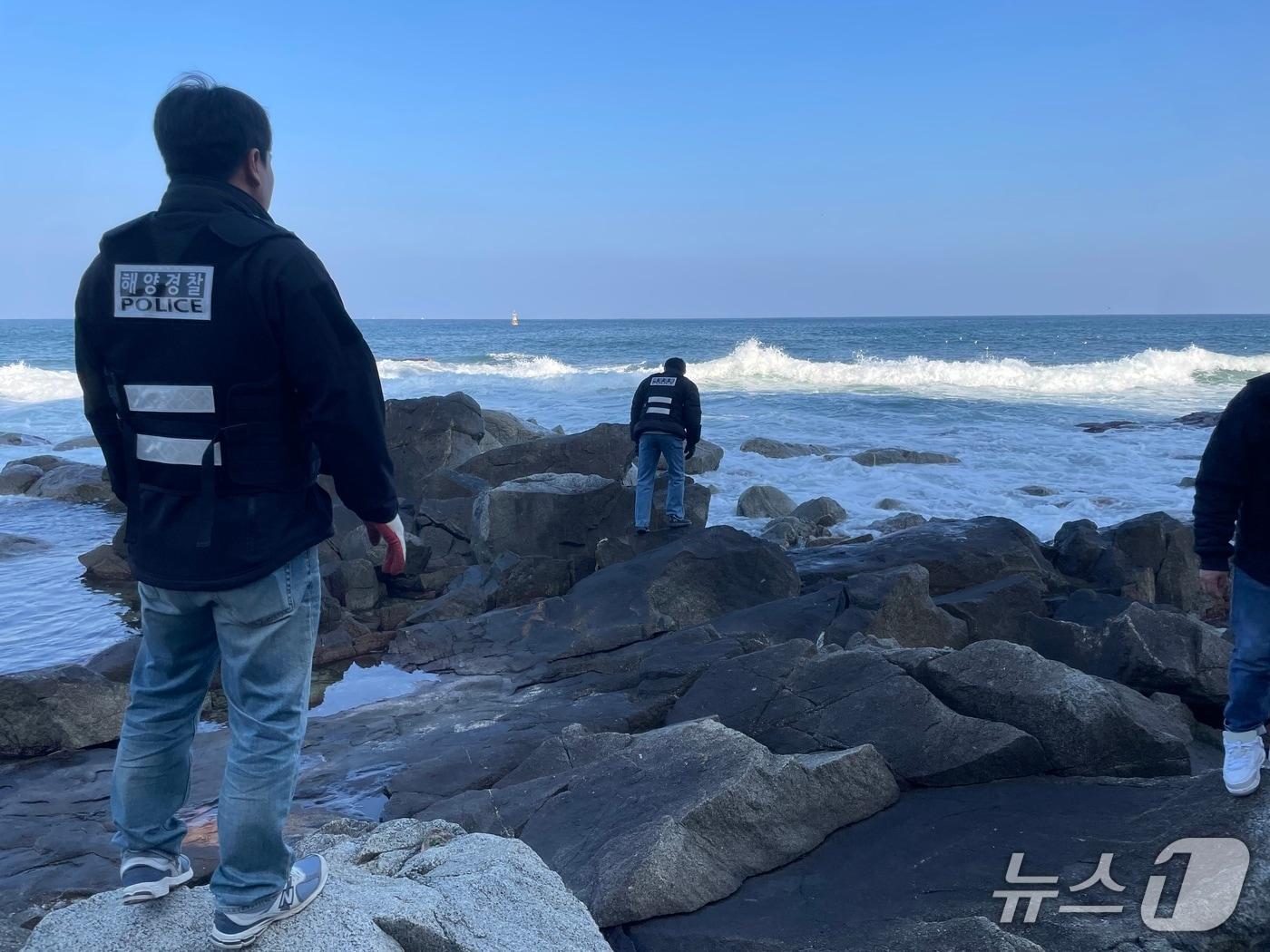 본문 이미지 - 속초해양경찰서는 26일 속초해변에서 시청·속초세관 등 유관기관과 함께 해안가 마약류 유입 차단을 위한 합동 수색을 실시했다.&#40;속초해경 제공, 재판매 및 DB 금지&#41; 2025.11.26/뉴스1