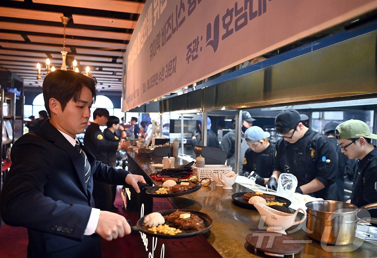 본문 이미지 - 호남대 학생들이 광주 광산구 레스토랑 ‘어나더키친’에서 직접 요리와 서빙 등 식당 운영을 하고 있다.&#40;호남대 제공. 재배포 및 DB 금지&#41;