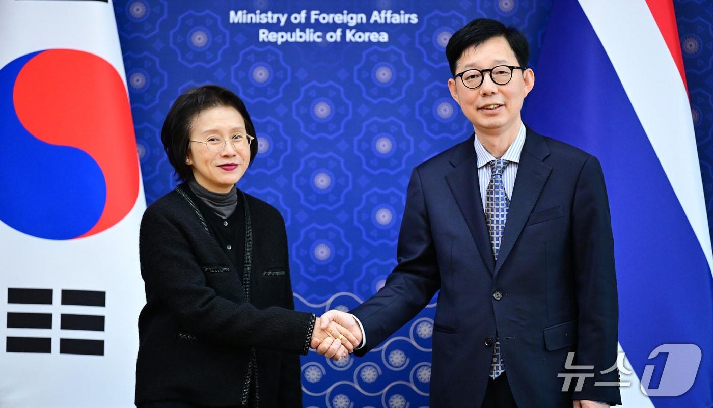 박윤주(오른쪽) 외교부 제1차관, 엑시리 핀타루치 태국 외교부 사무차관.(외교부 제공)