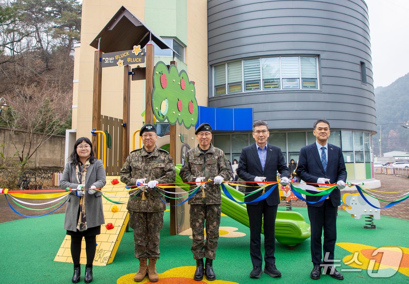 문갑 호반건설 경영부문대표&#40;오른쪽 두번째&#41;와 육군 3군단장 등 관계자들이 전달식에서 기념 촬영을 하고 있다. &#40;호반그룹 제공&#41; 뉴스1 ⓒ News1