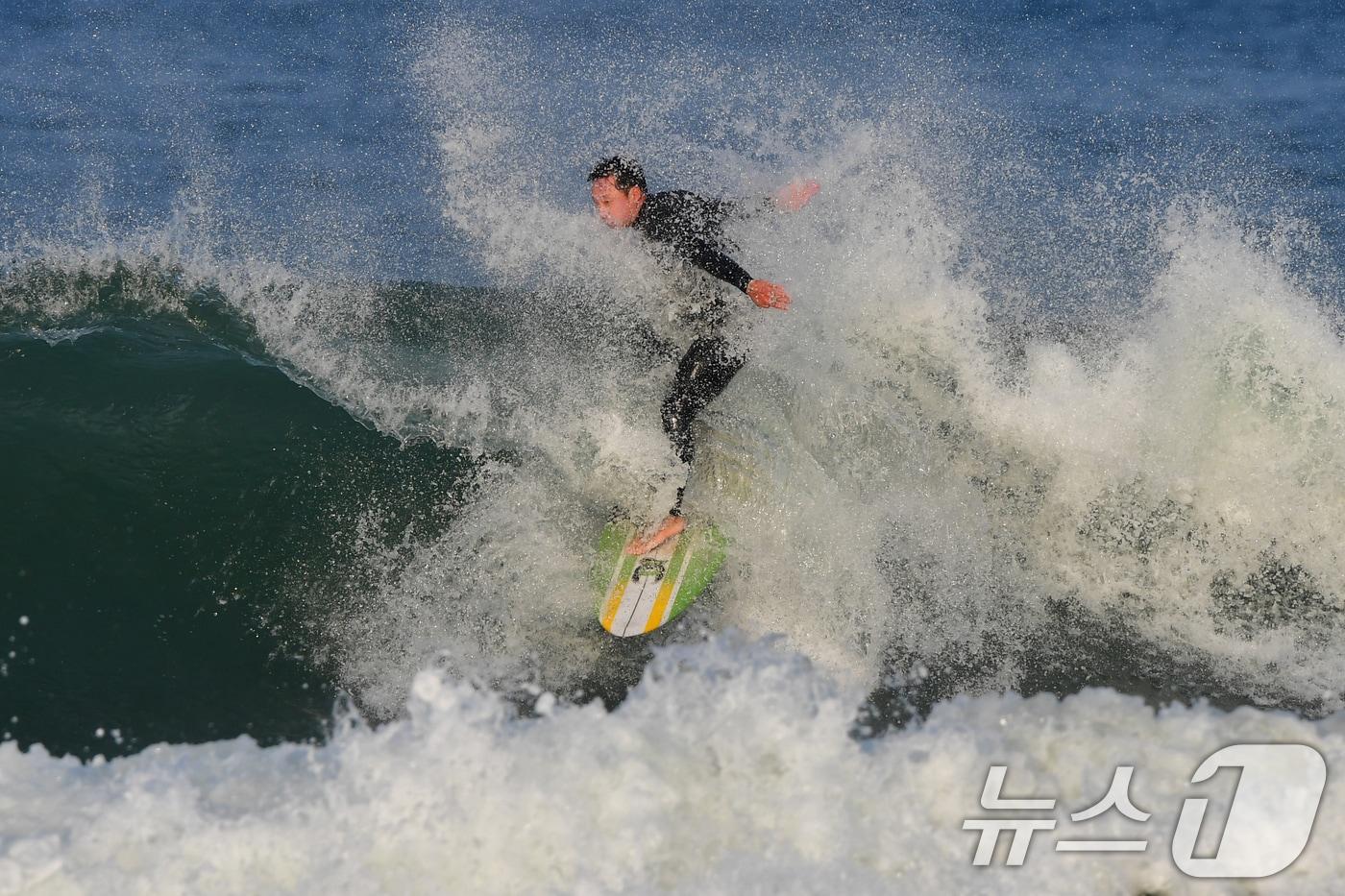 26일 오후 경북 포항시 북구 흥해읍 용한리 해수욕장에서 서퍼들이 파도를 타고 있다. 2025.11.26/뉴스1 ⓒ News1 최창호 기자