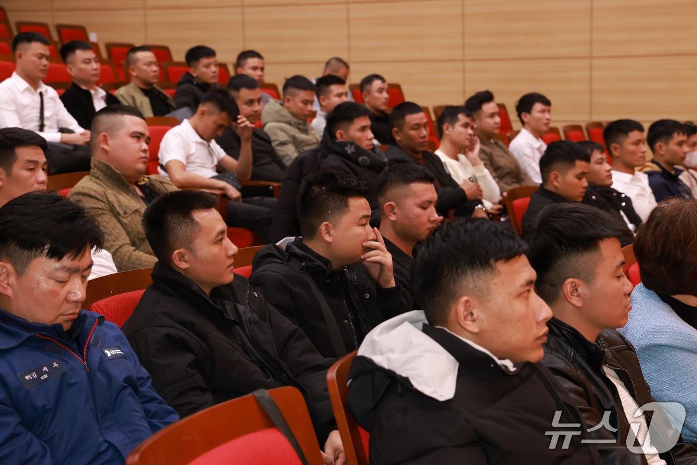 26일 울산 동구청에서 슬기로운 동구생활 설명회가 열려 신규 입국한 베트남 출신 외국인 근로자 40명이 설명을 듣고 있다.&#40;울산 동구 제공. 재판매 및 DB금지&#41;/뉴스1