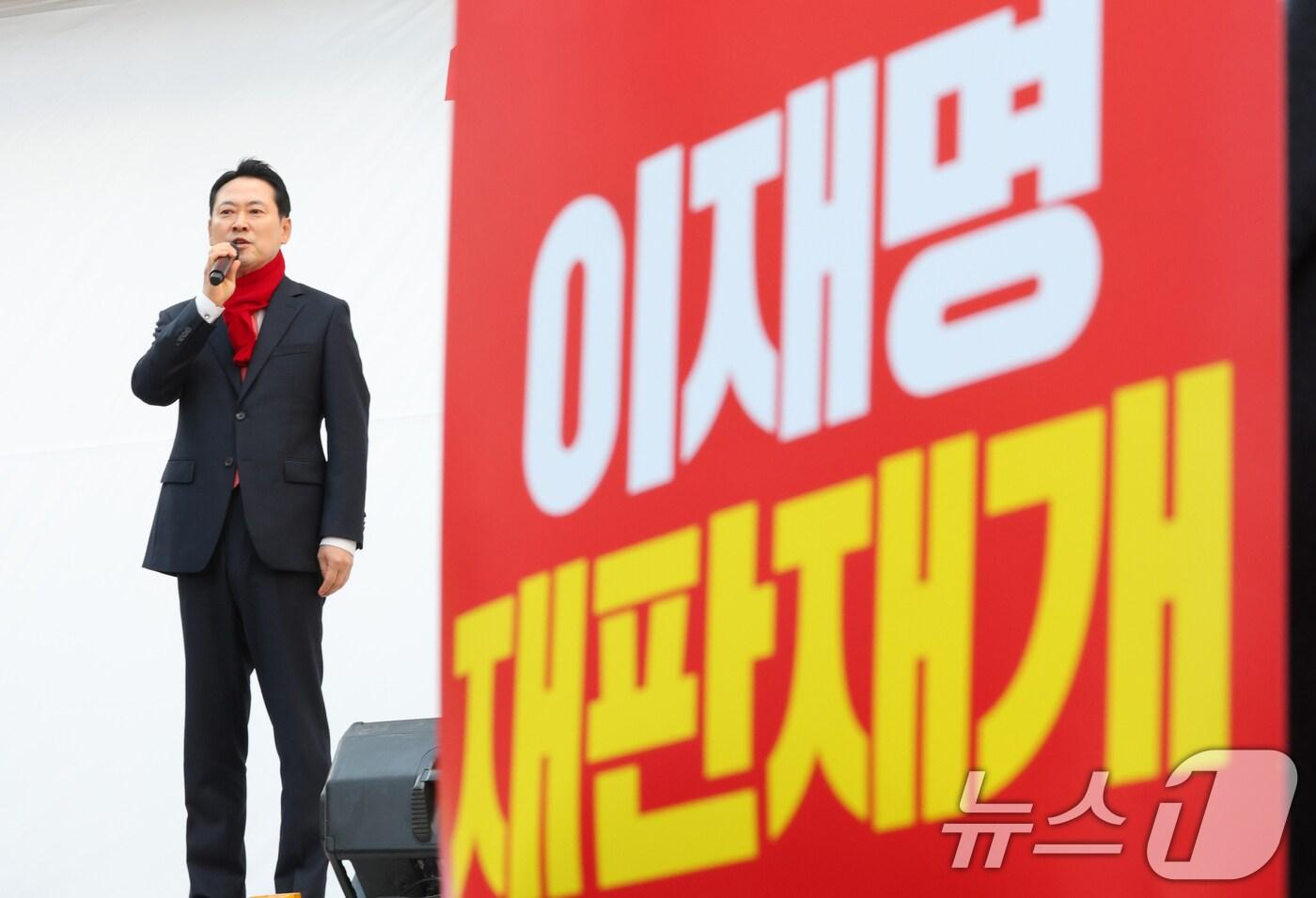 장동혁 국민의힘 대표가 26일 충남 천안시외버스터미널 앞에서 열린 민생회복 법치수호 국민대회에 참석해 발언하고 있다. 2025.11.26/뉴스1 ⓒ News1 김기태 기자