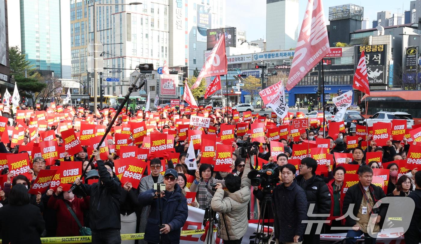 26일 충남 천안시외버스터미널 앞에서 열린 국민의힘 민생회복 법치수호 국민대회에서 장동혁 대표를 비롯한 참석자들이 이재명 대통령 재판 재개 촉구, 7800 환수 촉구 피켓을 들고있다. 2025.11.26/뉴스1 ⓒ News1 김기태 기자