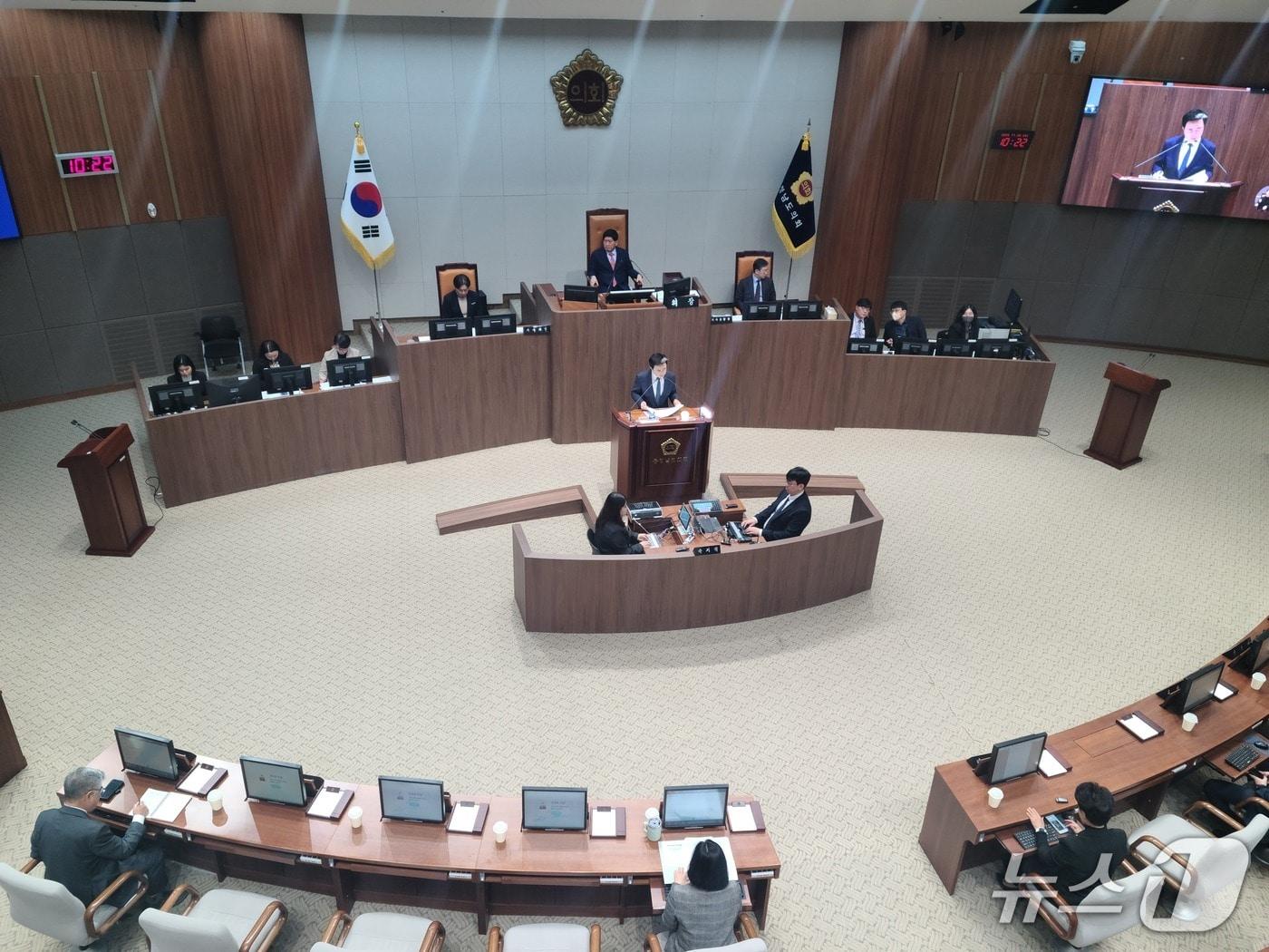 본문 이미지 - 김태흠 지사(가운데)가 도정질문에 답변하고 있다. 2025.11.26/뉴스1