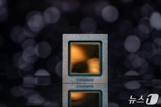 본문 이미지 - 구글 7세대 TPU 아이언우드&#40;구글 클라우드 제공&#41; 구글의 최신 7세대 TPU 아이언우드는 칩당 192GB 메모리와 7.37TB/초 대역폭을 제공한다. 6세대 트릴리움 대비 메모리 용량은 6배, 대역폭은 4.5배 증가했다. 연산 성능은 4614 TFLOPS&#40;fp8&#41;에 달하며, 초대 TPU 대비 전력 효율은 30배, 트릴리움 대비 2배 개선됐다.