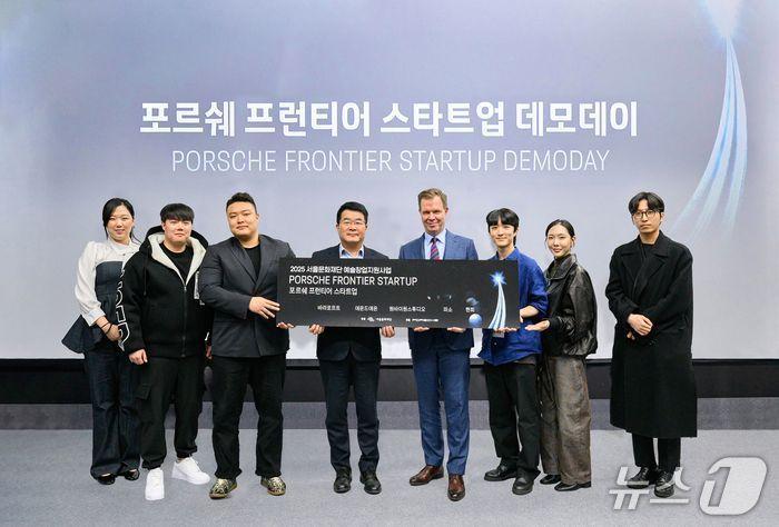 본문 이미지 - 마티아스 부세 포르쉐코리아 대표&#40;오른쪽에서 네 번째&#41;가 20일 서울 서대문구 청년예술청에서 열린 ‘포르쉐 프런티어 스타트업’ 데모데이에 참석해 청년 유망 예술창업 기업 대표들과 기념촬영을 하고 있다.&#40;포르쉐코리아 제공&#41;