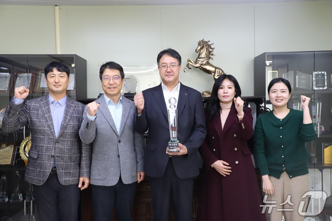 울산농협이 26일 농협본부로부터 &#39;상호금융 대출금 8조원 달성탑&#39;을 받았다.&#40;울산농협 제공. 재판매 및 DB금지&#41;/뉴스1