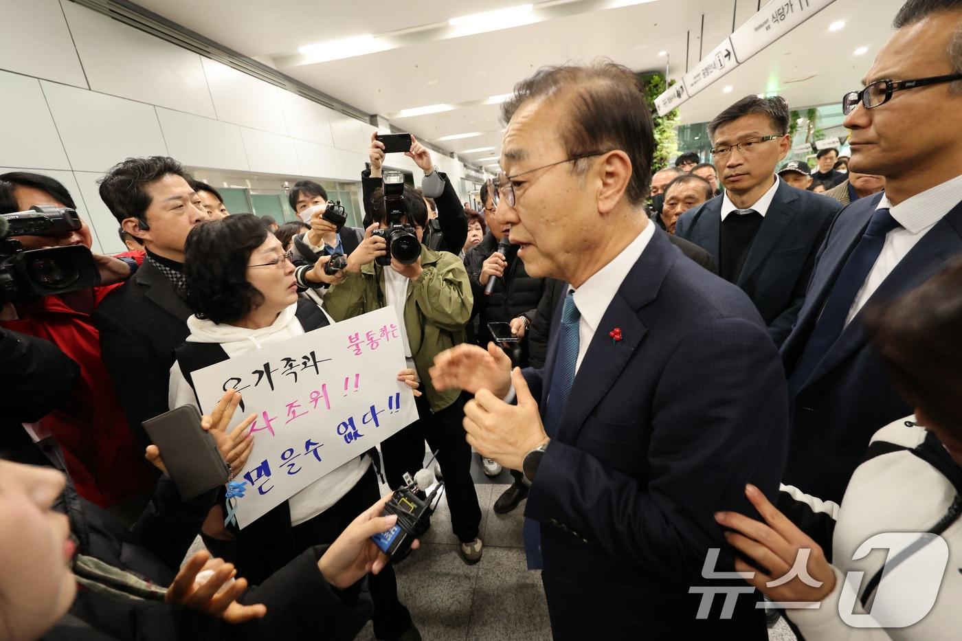 김윤덕 국토교통부 장관이 26일 전남 무안군 무안국제공항에서 12·29 제주항공 참사 유가족협의회의 반대에 부딪혀 면담하지 못하고 돌아서고 있다. 2025.11.26/뉴스1 ⓒ News1 박지현 기자