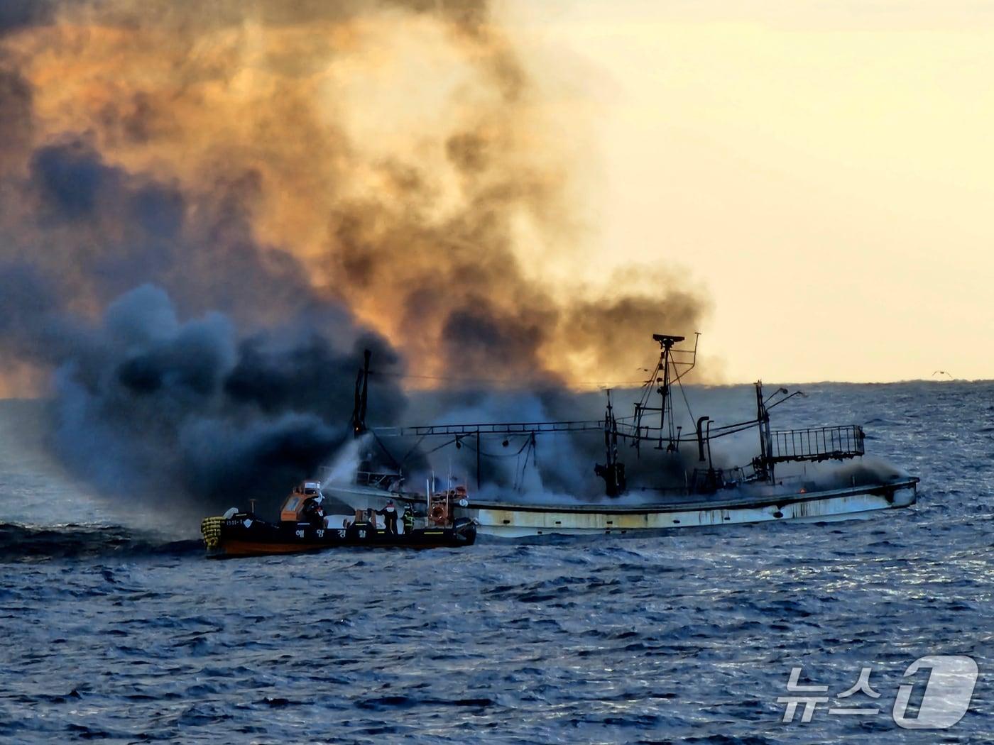 본문 이미지 - 지난해 11월 양양 수산항 동쪽 50㎞ 해상서 발생한 선박 화재 현장 자료사진.&#40;속초해경 제공, 재판매 및 DB 금지&#41;