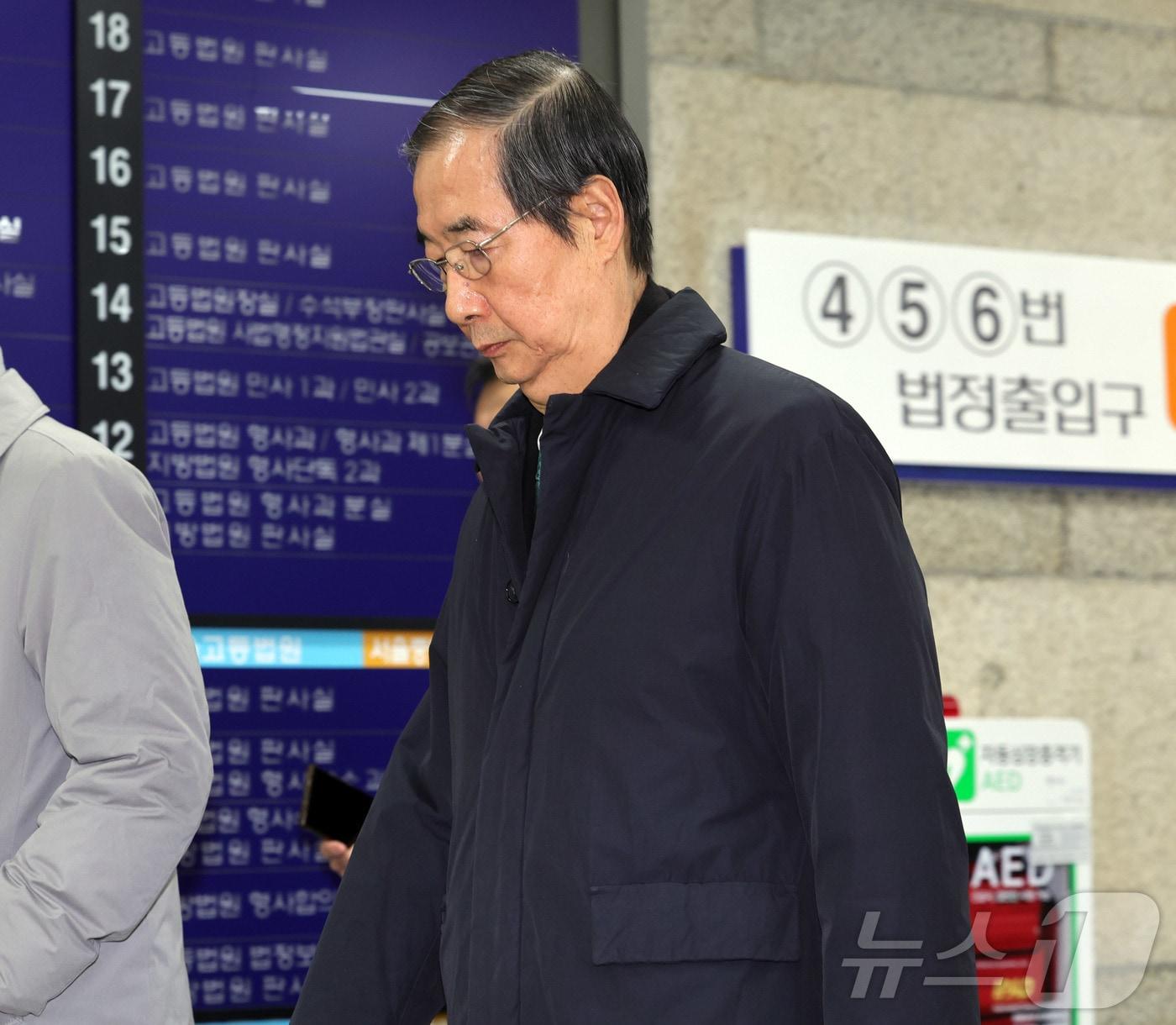 본문 이미지 - 한덕수 전 국무총리가 26일 서울중앙지법에서 열린 결심공판에서 징역 15년형을 구형받은 뒤 침울한 표정으로 법원 청사를 나서고 있다. &#40;공동취재&#41; 2025.11.26/뉴스1 ⓒ News1 김민지 기자