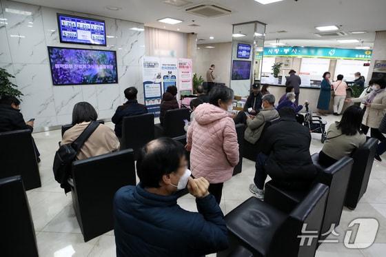 본문 이미지 - 환자들이 한 병원에서 진료를 기다리고 있다. 2025. 11. 26/뉴스1 공정식 기자