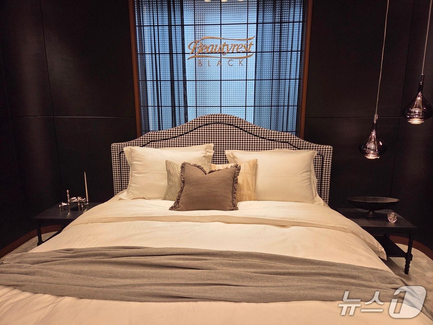 본문 이미지 - 25일 리뉴얼 오픈한 서울 강남구 신세계백화점 강남점 9층에 위치한 시몬스 신세계 강남점 내부. 2025.11.26/뉴스1 ⓒ 뉴스1 장시온 기자