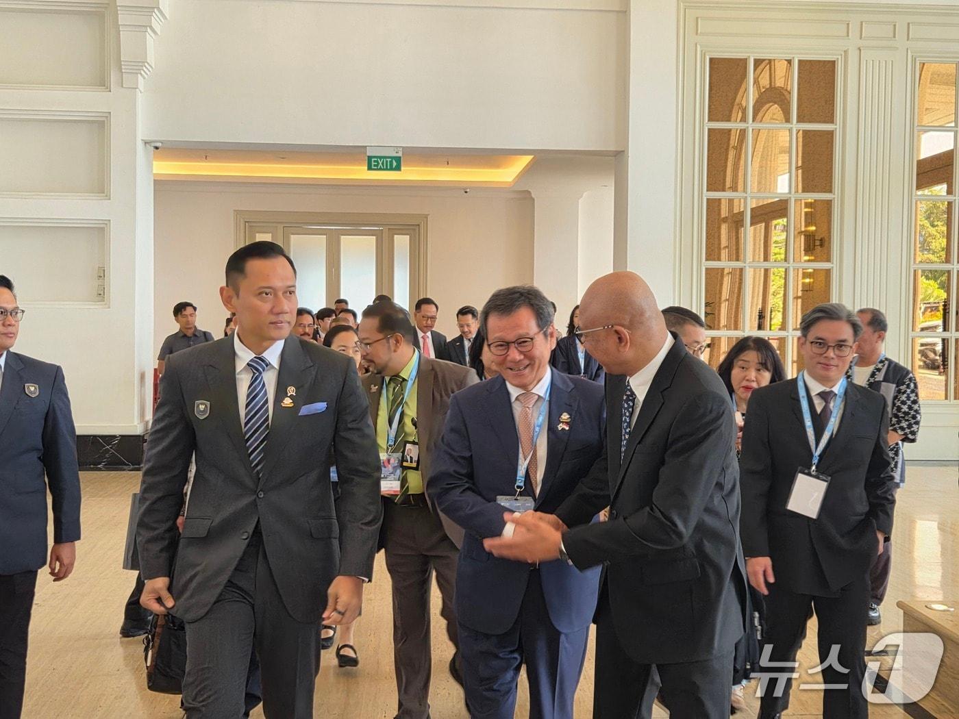 본문 이미지 - 26일 2025 인도네시아 국제 교통 정상회의에 참석한 김홍규 강원 강릉시장&#40;사진 가운데. 강릉시 제공, 재판매 및 DB 금지&#41; 2025.11.26/뉴스1