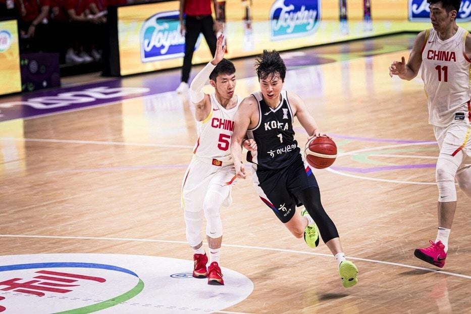본문 이미지 - 이현중&#40;1번&#41;은 지난 8월 열린 2025 FIBA 아시아컵 8강 한국-중국전에서 22점 7리바운드 4어시스트로 분투했다. &#40;FIBA 제공&#41;