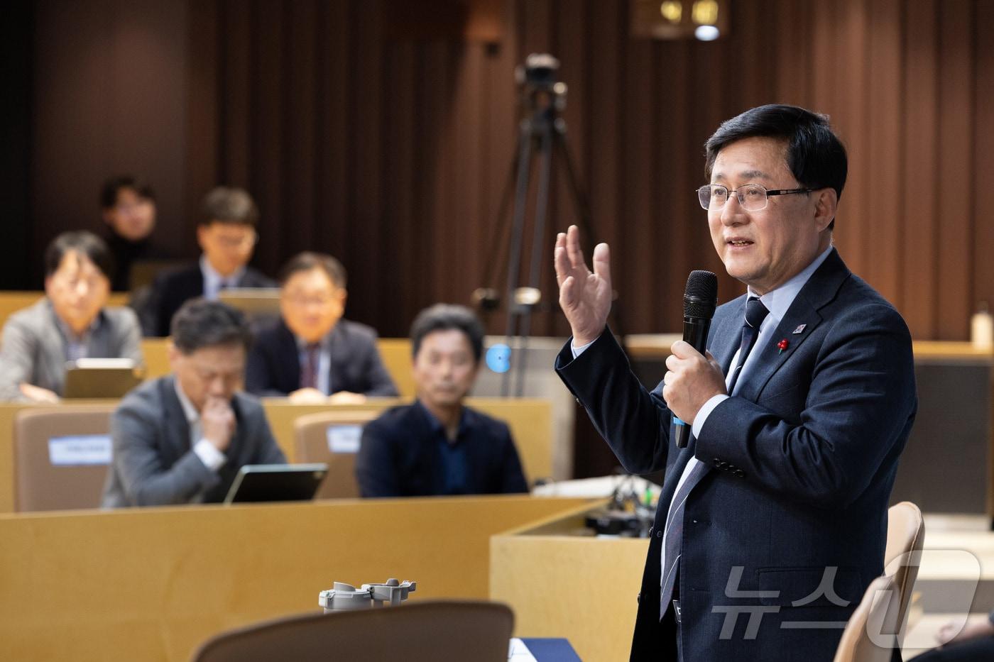 김성환 기후에너지환경부 장관이 26일 서울 여의도에서 열린 녹색금융 타운홀 미팅에 참석해 국가 온실가스 감축목표(NDC) 달성과 녹색전환(K-GX) 촉진을 위한 금융의 역할에 대해 논의하고 있다. (기후에너지환경부 제공. 재판매 및 DB 금지) 2025.11.26/뉴스1