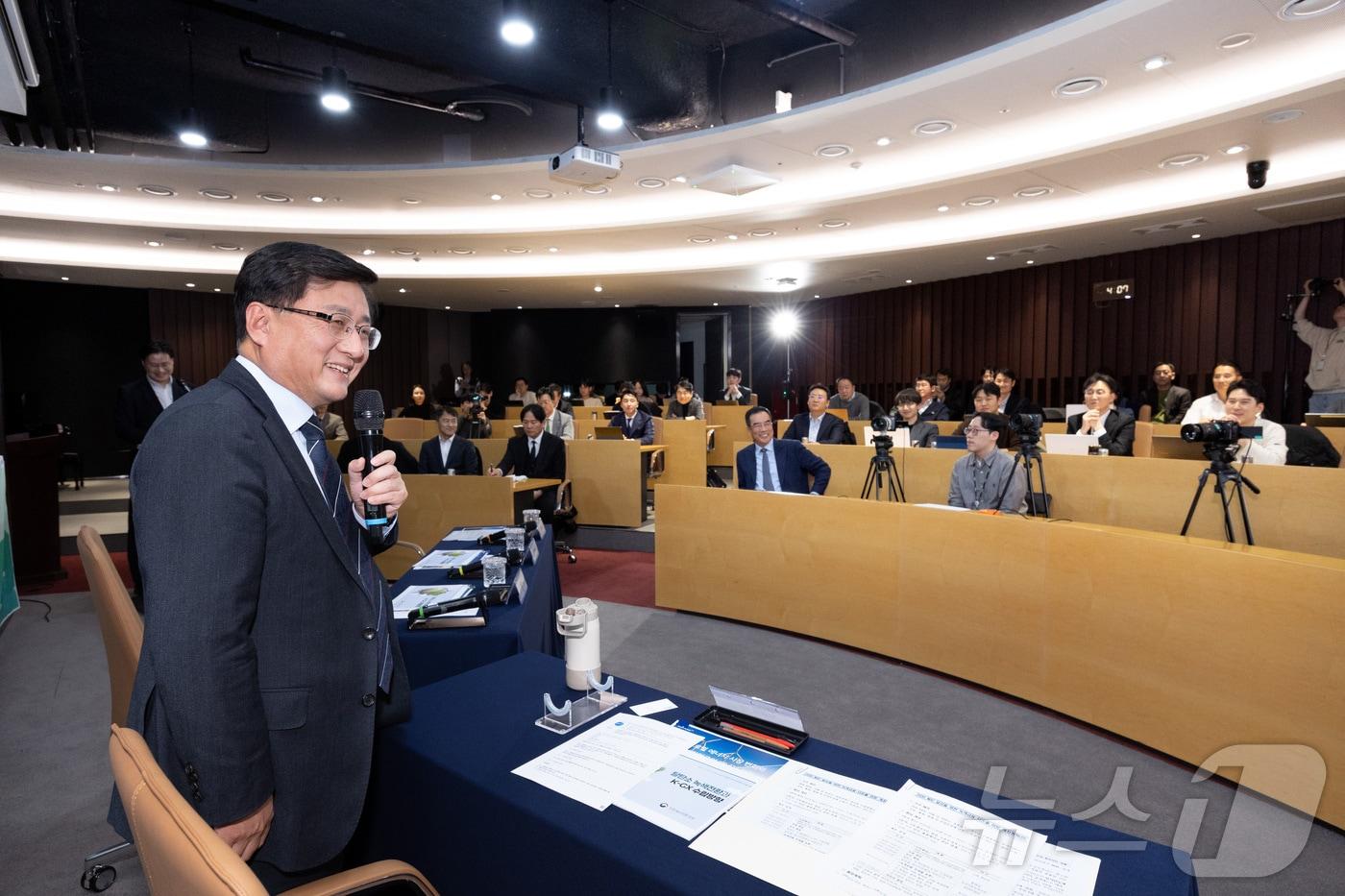 김성환 기후에너지환경부 장관이 26일 서울 여의도에서 열린 녹색금융 타운홀 미팅에 참석해 국가 온실가스 감축목표(NDC) 달성과 녹색전환(K-GX) 촉진을 위한 금융의 역할에 대해 논의하고 있다. (기후에너지환경부 제공. 재판매 및 DB 금지) 2025.11.26/뉴스1