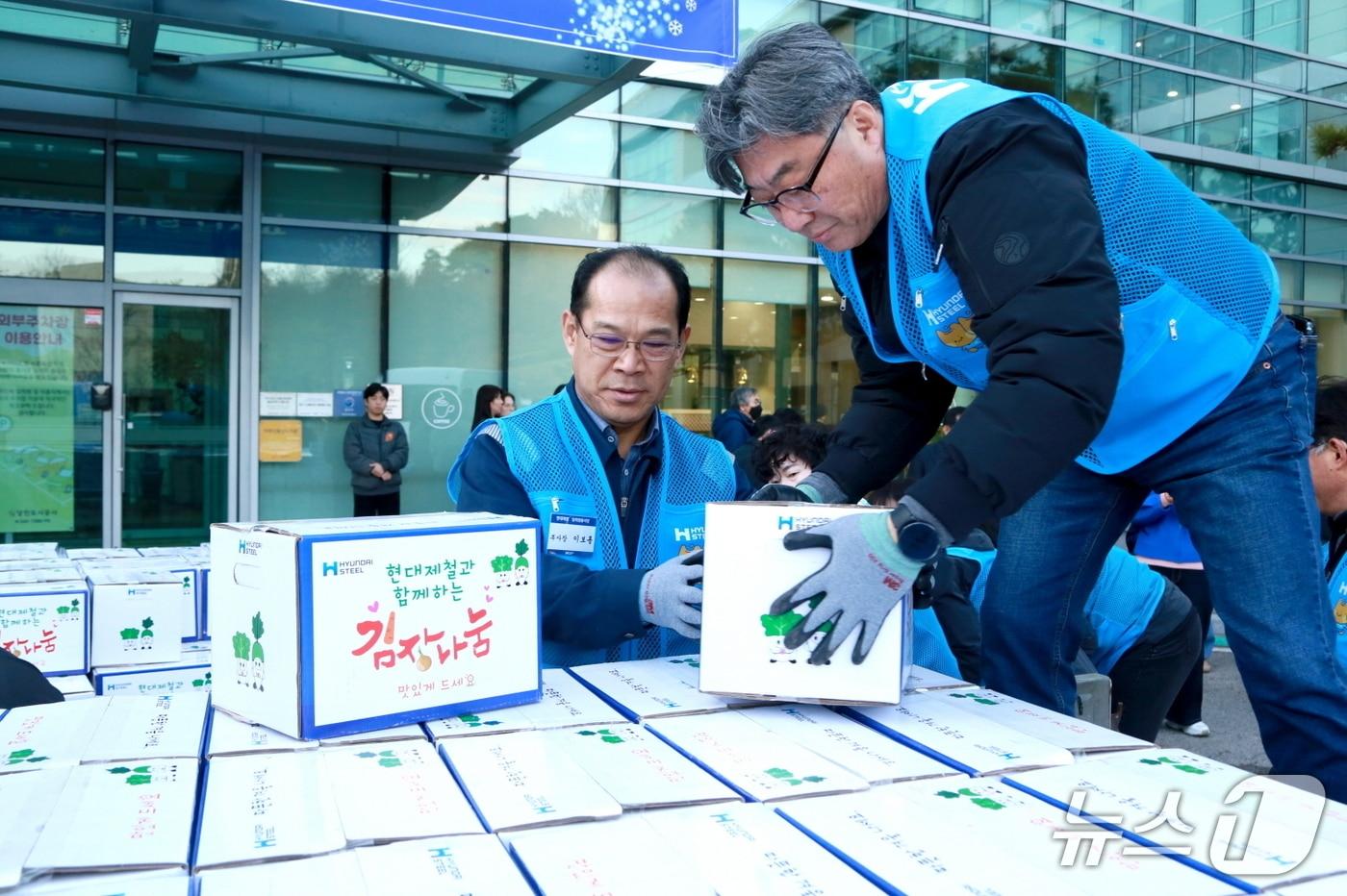 이보룡 현대제철 부사장&#40;왼쪽&#41;은 26일 당진시종합복지타운에서 김장김치를 복지시설과 취약계층에 전달하기 위해 상차하고 있다.&#40;현대제철 제공. 재판매 및 DB금지&#41;2025.11.26/뉴스1