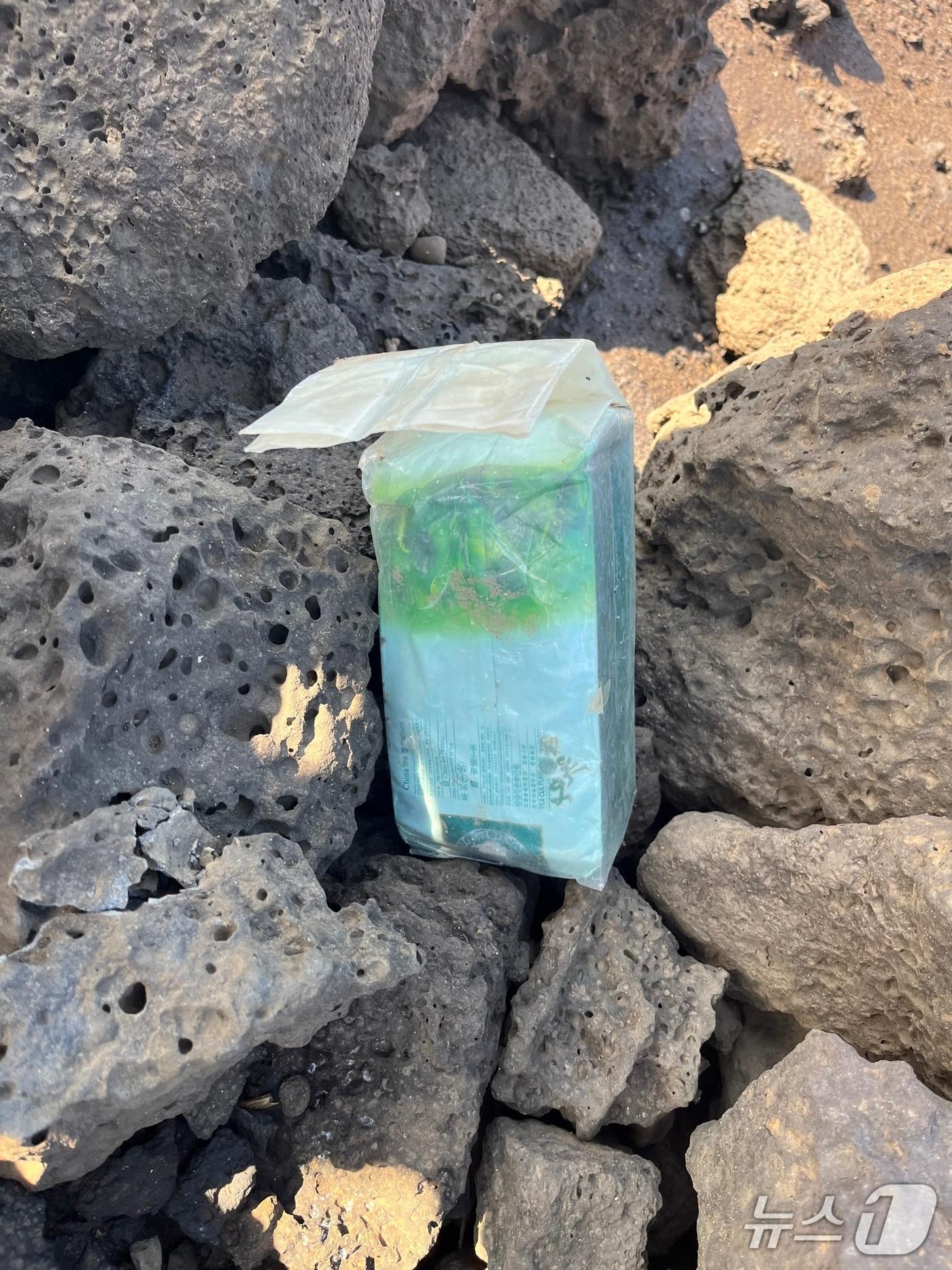 본문 이미지 - 26일 제주 해안에서 발견된 케타민.(제주지방해양경찰청 제공, 재판매 및 DB 금지)