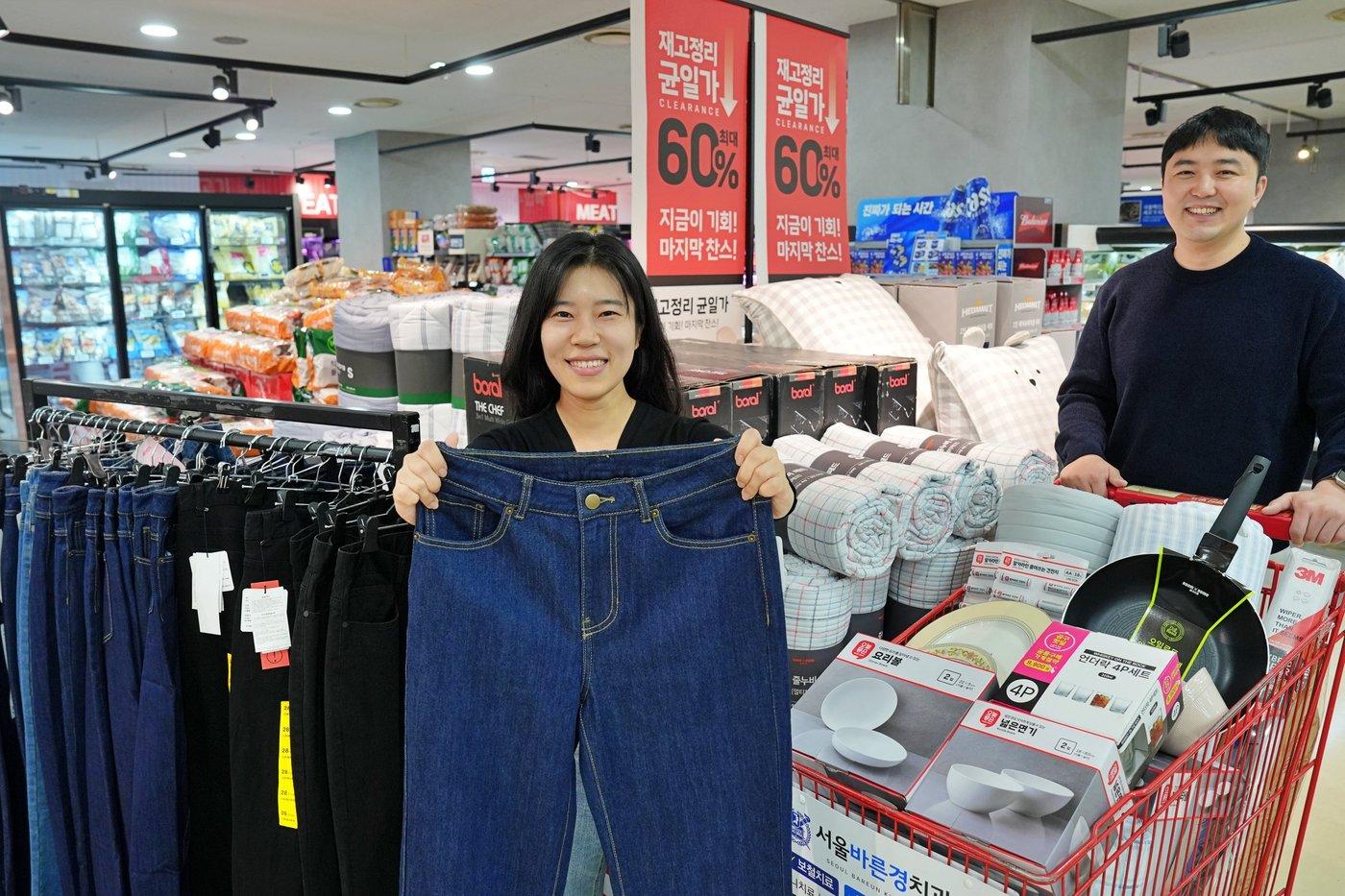 롯데마트 송파점에서 &#39;연말 클리어런스 대전&#39;이 열리는 모습&#40;롯데쇼핑 제공&#41;.