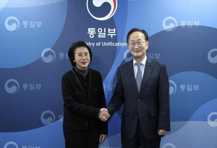 본문 이미지 - 김남중 통일부 차관&#40;오른쪽&#41;, 에크시리 핀타루치 태국 외교부 사무차관&#40;왼쪽&#41;