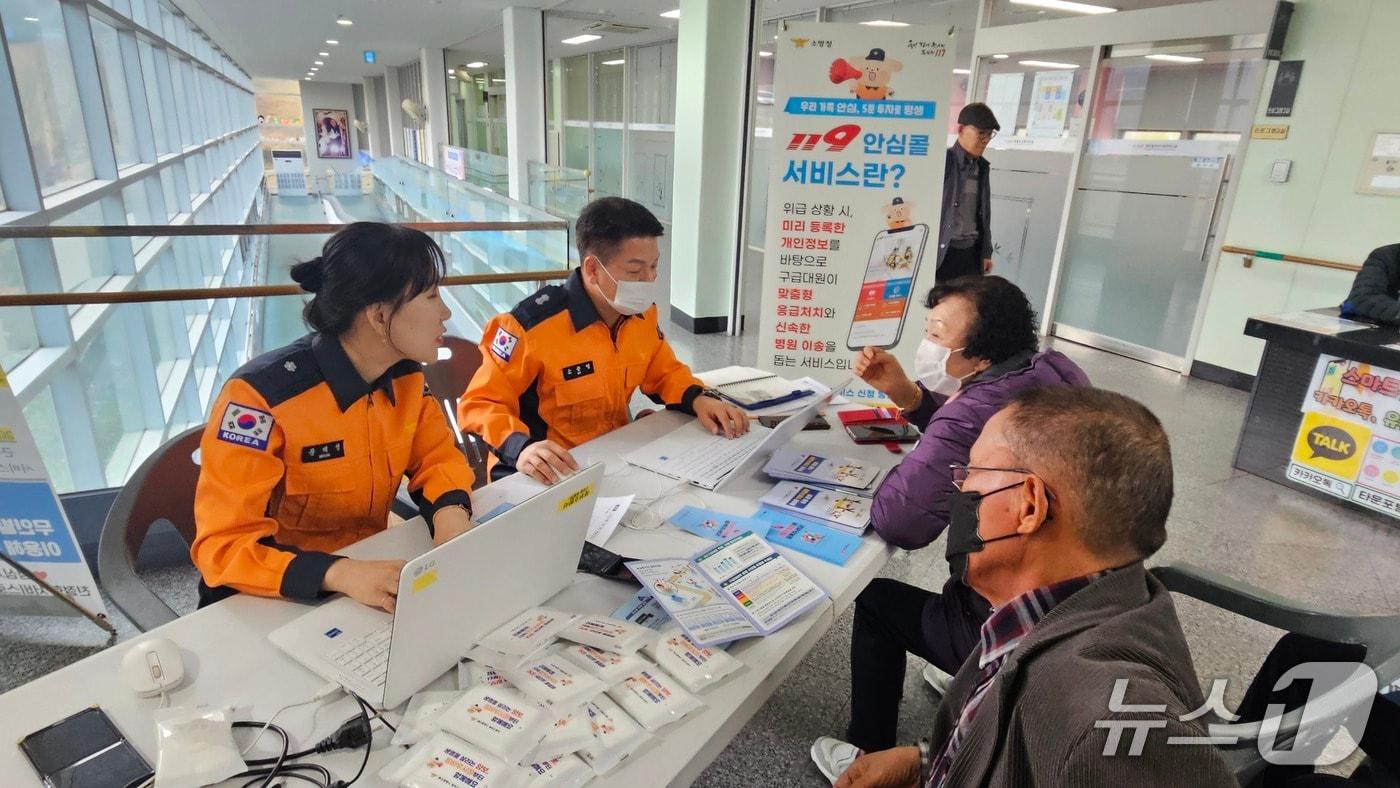 광주 북부소방서가 지난 25일 광주 북구 효렁노인복지타운에서 &#39;119안심콜 가입 DAY&#39; 운영 중인 모습.&#40;광주 북부소방 제공. 재판매 및 DB 금지&#41;