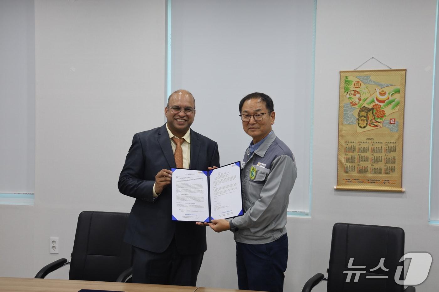 대선조선과 인도 조선소와 개발 협력 MOU 체결하고 기념 촬영하고 있다.(대선조선 제공. 재판매 및 DB금지)