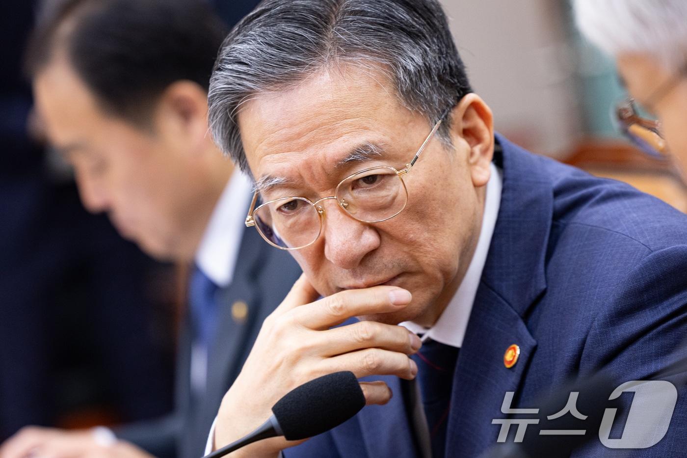 정성호 법무부 장관이 26일 서울 여의도 국회에서 열린 제429회 국회(정기회) 법제사법위원회 제15차 전체회의에 출석해 천대엽 법원행정처장과 대화하고 있다. 2025.11.26/뉴스1 ⓒ News1 유승관 기자