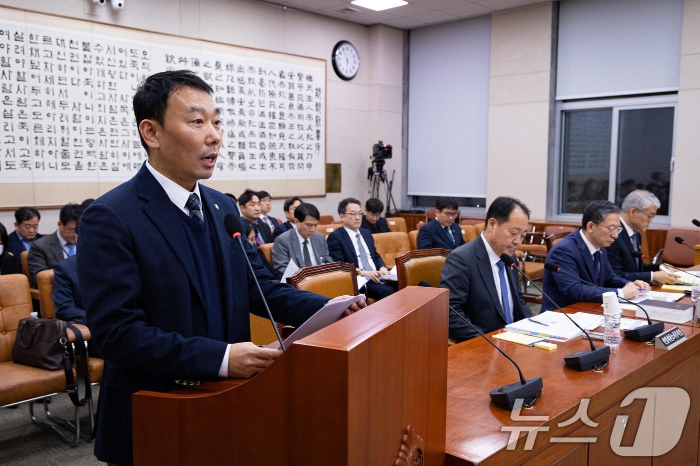 김용민 법안심사제1소위원장이 지난 26일 서울 여의도 국회에서 열린 제429회 국회&#40;정기회&#41; 법제사법위원회 제15차 전체회의에서 심사보고를 하고 있다. 2025.11.26/뉴스1 ⓒ News1 유승관 기자