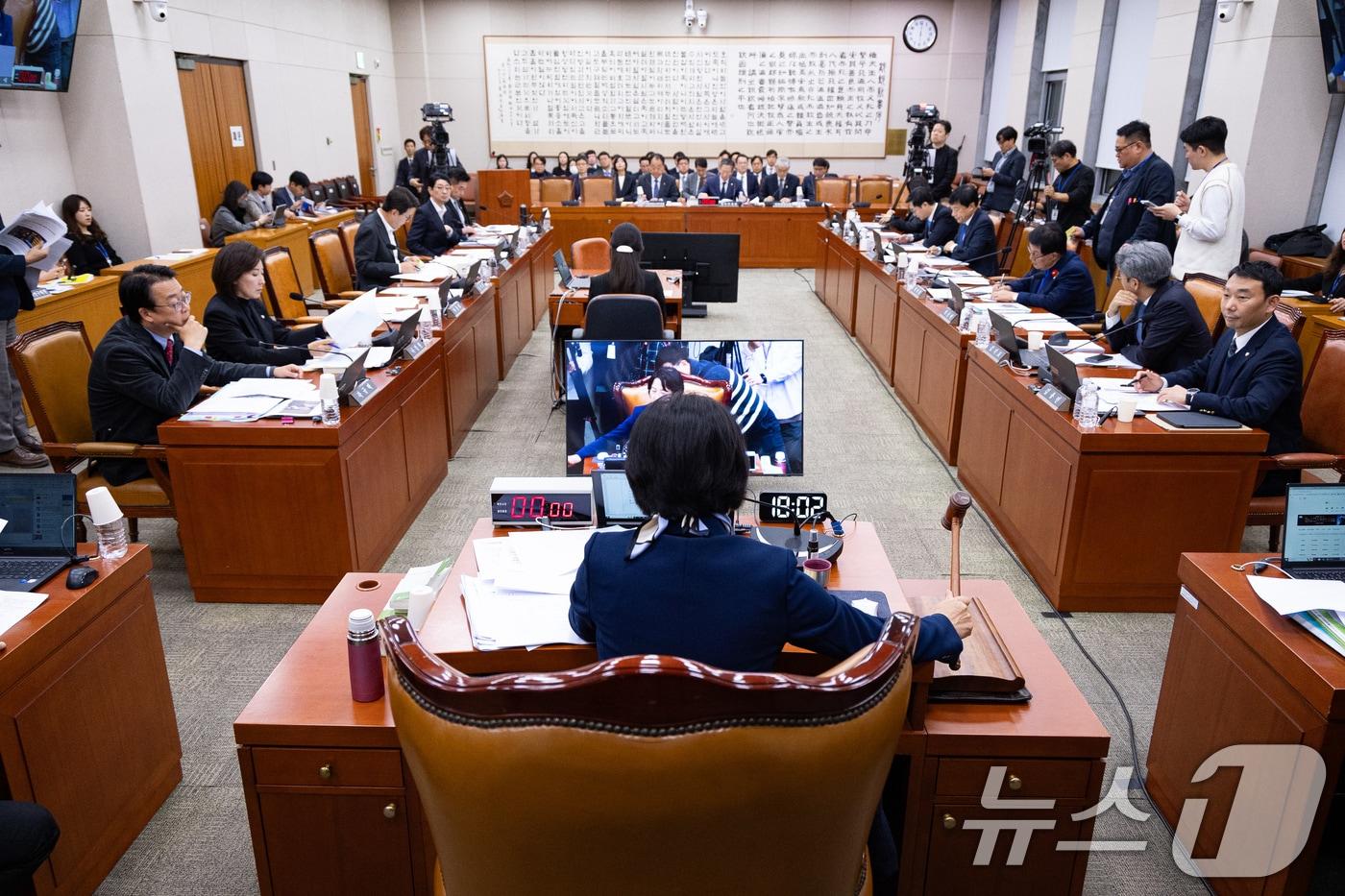 추미애 국회 법제사법위원장이 지난 11월26일 서울 여의도 국회에서 열린 제429회 국회&#40;정기회&#41; 법제사법위원회 제15차 전체회의에서 의사봉을 두드리고 있다. 2025.11.26/뉴스1 ⓒ News1 유승관 기자