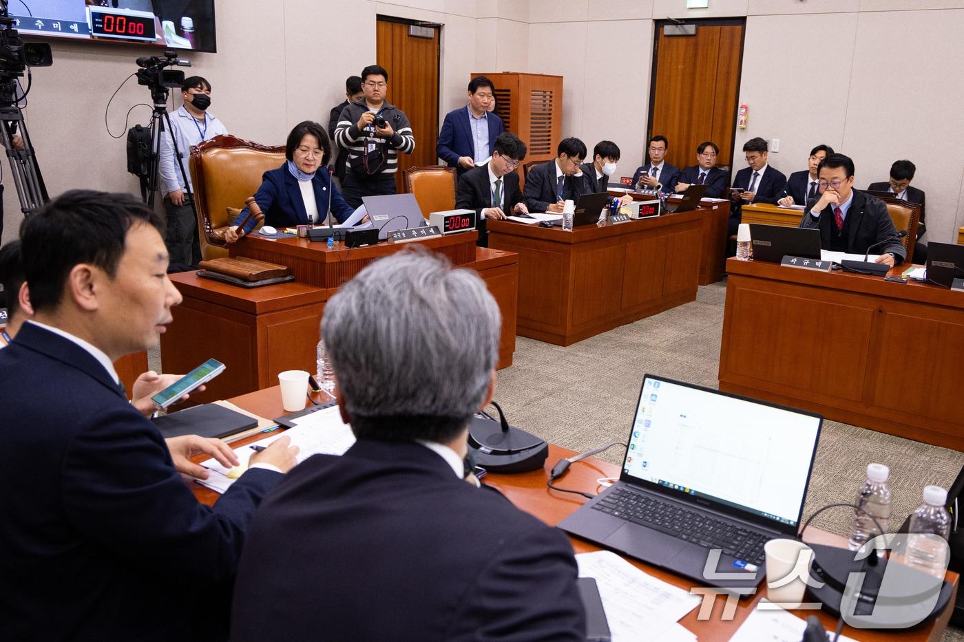 추미애 국회 법제사법위원장이 26일 서울 여의도 국회에서 열린 제429회 국회&#40;정기회&#41; 법제사법위원회 제15차 전체회의에서 의사봉을 두드리고 있다. 2025.11.26/뉴스1 ⓒ News1 유승관 기자