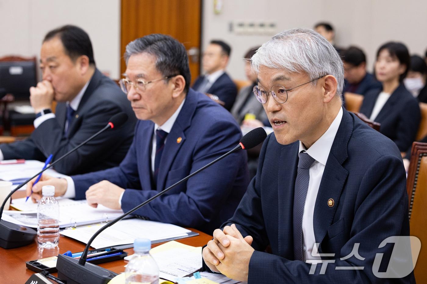 천대엽 법원행정처장이 26일 서울 여의도 국회에서 열린 제429회 국회&#40;정기회&#41; 법제사법위원회 제15차 전체회의에서 의원 질의에 답하고 있다. 2025.11.26/뉴스1 ⓒ News1 유승관 기자