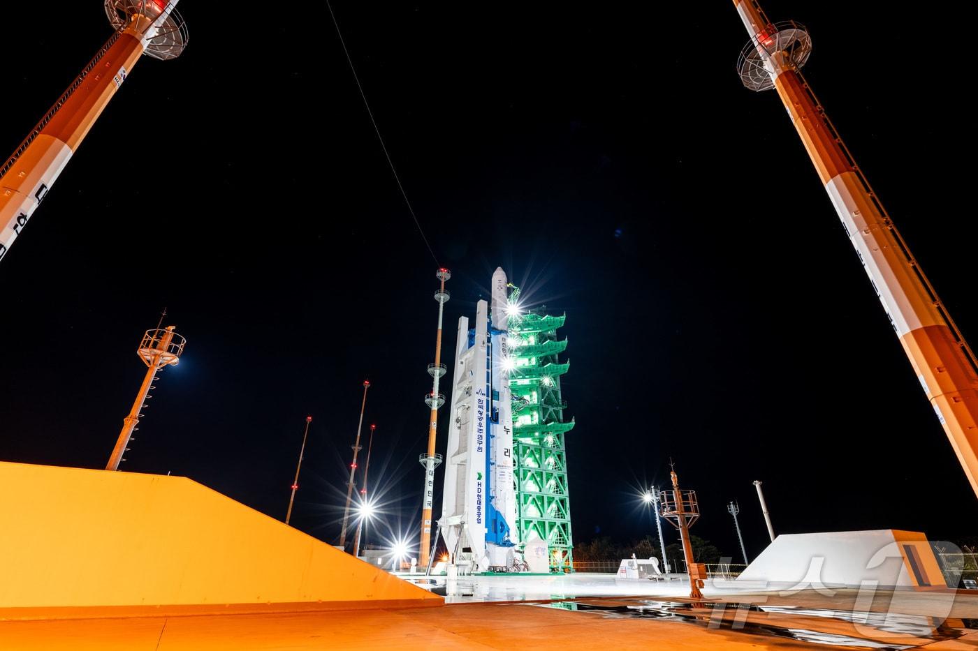 본문 이미지 - 4차 발사를 앞둔 누리호가 26일 전라남도 고흥 나로우주센터 발사대에 기립되어 있다. (한국항공우주연구원 제공. 재판매 및 DB 금지) 2025.11.26/뉴스1