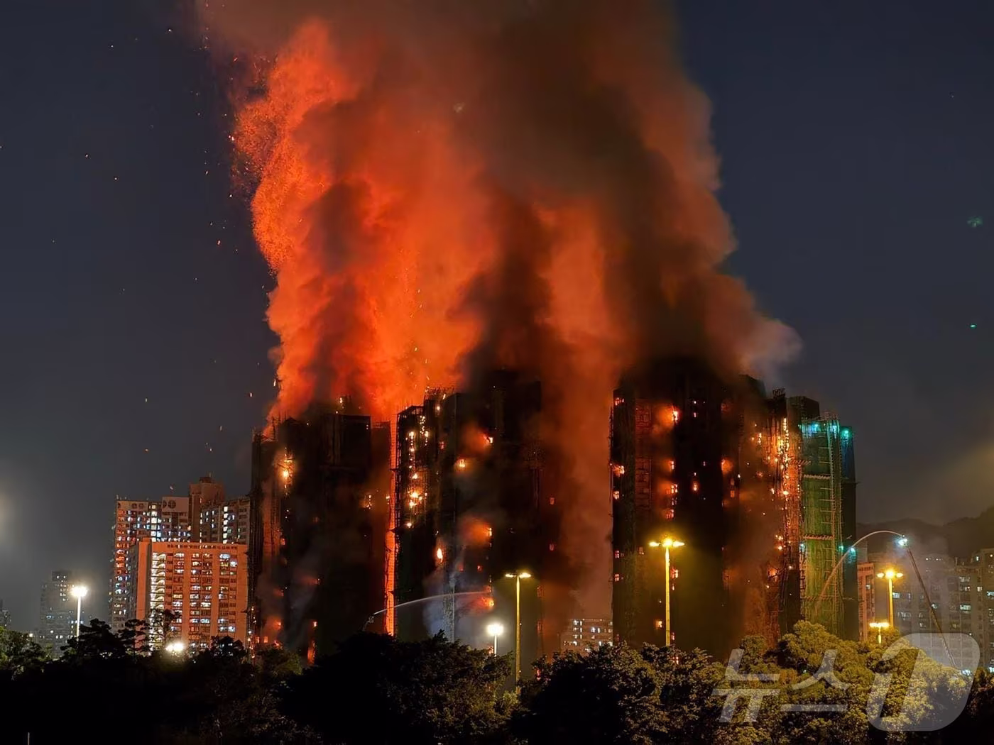 본문 이미지 - 26일 대형화재로 불길에 휩싸인 홍콩 왕 푹 코트의  초고층 아파트. 2025.11.26 ⓒ AFP=뉴스1 ⓒ News1 이지예 객원기자