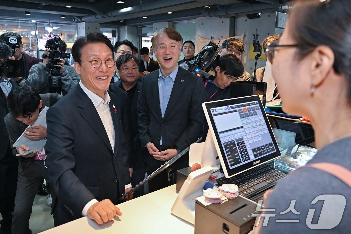 김민석 국무총리가 26일 광주 서구 동천동 골목형상점가를 방문해 ‘골목경제119 프로젝트’ 추진 현황을 직접 점검, 상인‧주민들과 소통하고 있다. (광주·전남사진기자협회 제공. 재판매 및 DB 금지) 2025.11.26/뉴스1 ⓒ News1 이수민 기자