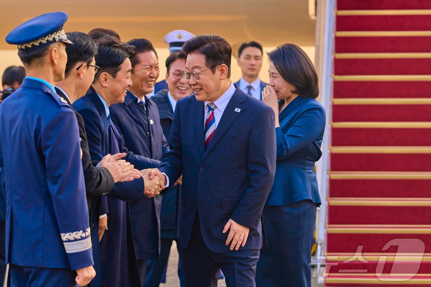 아프리카·중동 4개국 순방 일정을 마무리한 이재명 대통령과 김혜경 여사가 26일 경기도 성남시 서울공항을 통해 귀국하고 있다.&#40;대통령실 제공. 재판매 및 DB 금지&#41; 2025.11.26/뉴스1 ⓒ News1 이재명 기자