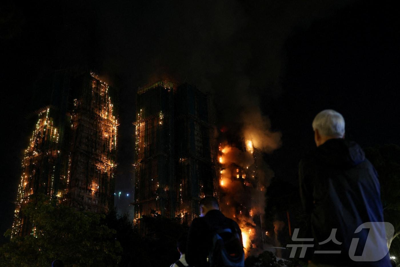 26일&#40;현지시간&#41; 중국 홍콩 타이포의 &#39;왕 훅 코트&#39; 주택 단지에서 주민들이 불타는 대나무 비계를 바라보고 있다. 2025.11.26. ⓒ 로이터=뉴스1 ⓒ News1 윤다정 기자