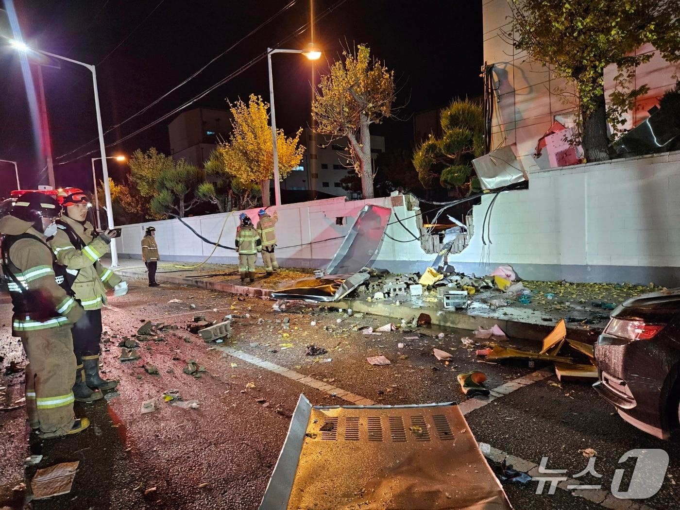 본문 이미지 - 26일 오후 8시38분께 전북 군산시 소룡동의 한 조미료·식품첨가물 제조 업체에서 폭발 사고가 발생했다.(전북소방 제공. 재판매 및 DB금지)2025.11.26/뉴스1