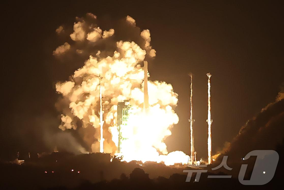 본문 이미지 - 한국형 발사체 누리호&#40;KSLV-Ⅱ&#41;가 27일 새벽 전남 고흥군 나로우주센터에서 4차 발사를 맞아 우주로 날아오르고 있다. 차세대중형위성 3호&#40;1기&#41;를 비롯해 큐브위성 12기 등 총 13기의 위성을 실은 누리호는 오로라를 비롯한 우주환경 관측부터 항암제 연구 등 우주 바이오 실험까지 다양한 임무를 추진한다. 2025.11.27/뉴스1 ⓒ News1 안은나 기자