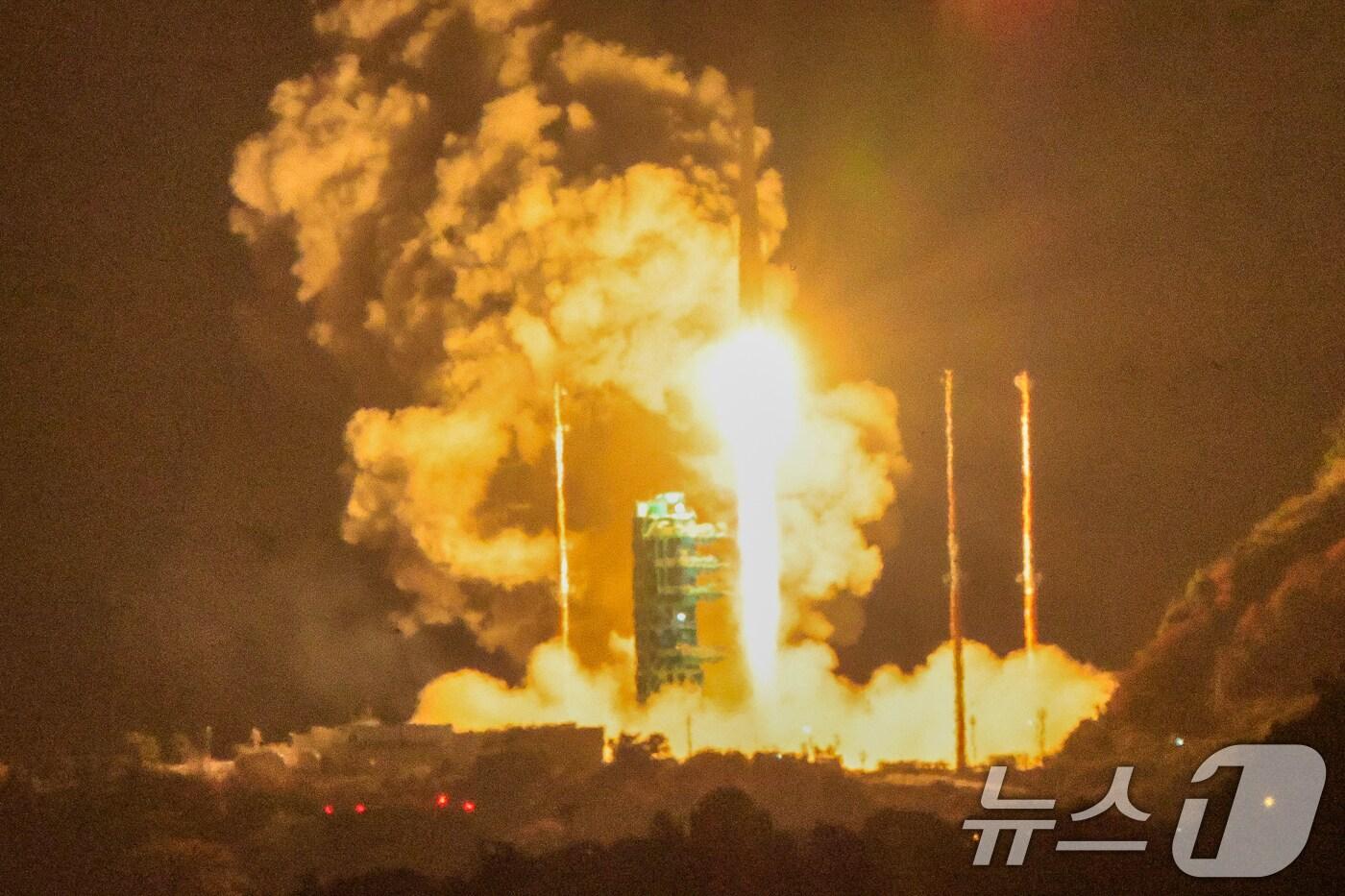 한국형 발사체 누리호&#40;KSLV-Ⅱ&#41;가 27일 새벽 전남 고흥군 나로우주센터에서 4차 발사를 맞아 우주로 날아오르고 있다. 차세대중형위성 3호&#40;1기&#41;를 비롯해 큐브위성 12기 등 총 13기의 위성을 실은 누리호는 오로라를 비롯한 우주환경 관측부터 항암제 연구 등 우주 바이오 실험까지 다양한 임무를 추진한다. 2025.11.27/뉴스1 ⓒ News1 안은나 기자