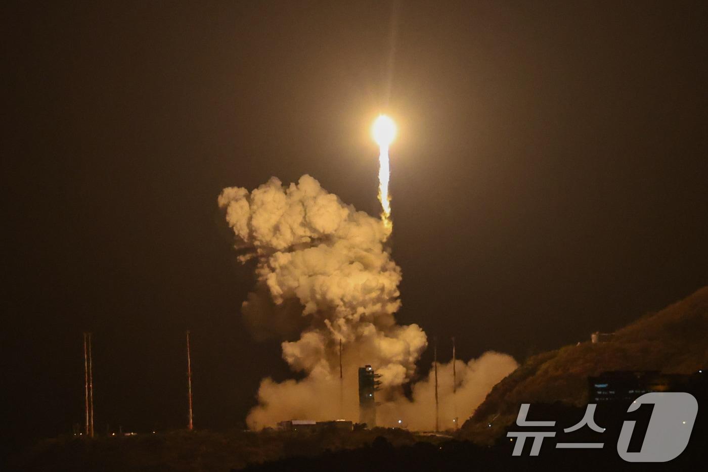 본문 이미지 - 한국형 발사체 누리호(KSLV-Ⅱ)가 27일 새벽 전남 고흥군 나로우주센터에서 4차 발사를 맞아 우주로 날아오르고 있다. 2025.11.27 ⓒ 뉴스1 안은나 기자