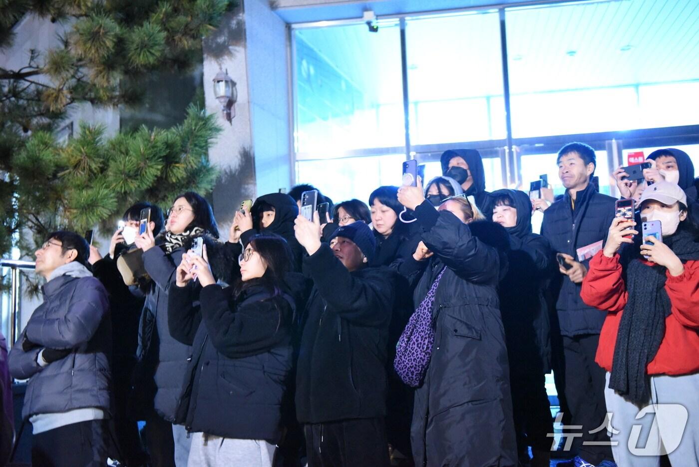 27일 누리호가 발사되자 고흥우주발사전망대에서 바라보던 관람객들이 동영상을 촬영하고 있다.