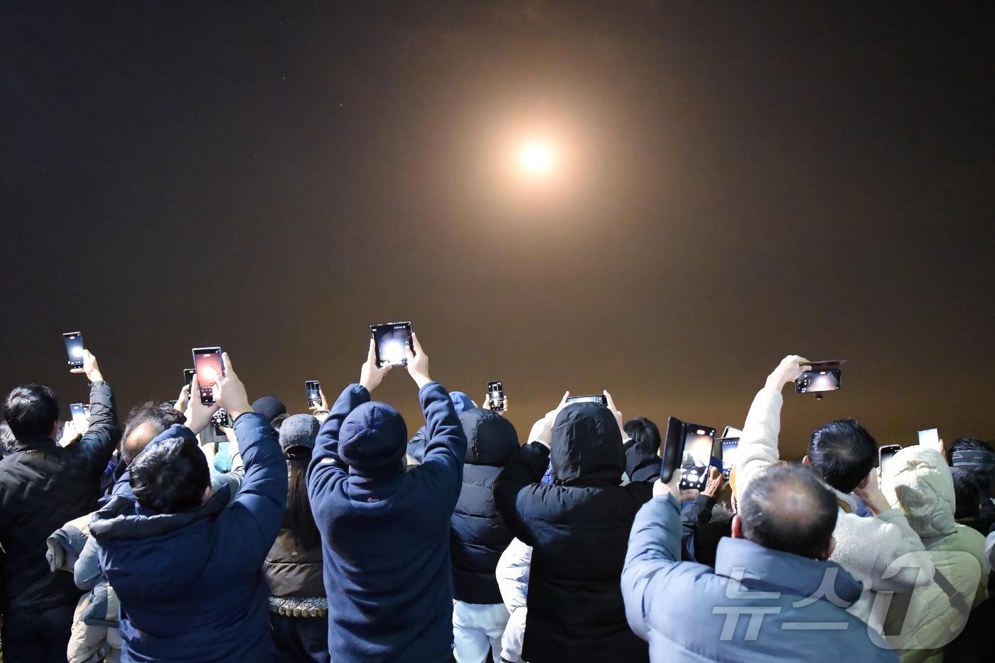 한국형 발사체 누리호&#40;KSLV-Ⅱ&#41;가 발사된 27일 새벽 고흥우주발사전망대에서 지켜보던 관람객들이 스마트폰으로 이를 촬영하고 있다. 차세대중형위성 3호&#40;1기&#41;를 비롯해 큐브위성 12기 등 총 13기의 위성을 실은 누리호는 오로라를 비롯한 우주환경 관측부터 항암제 연구 등 우주 바이오 실험까지 다양한 임무를 추진한다. 2025.11.27/뉴스1 ⓒ News1 김성준 기자
