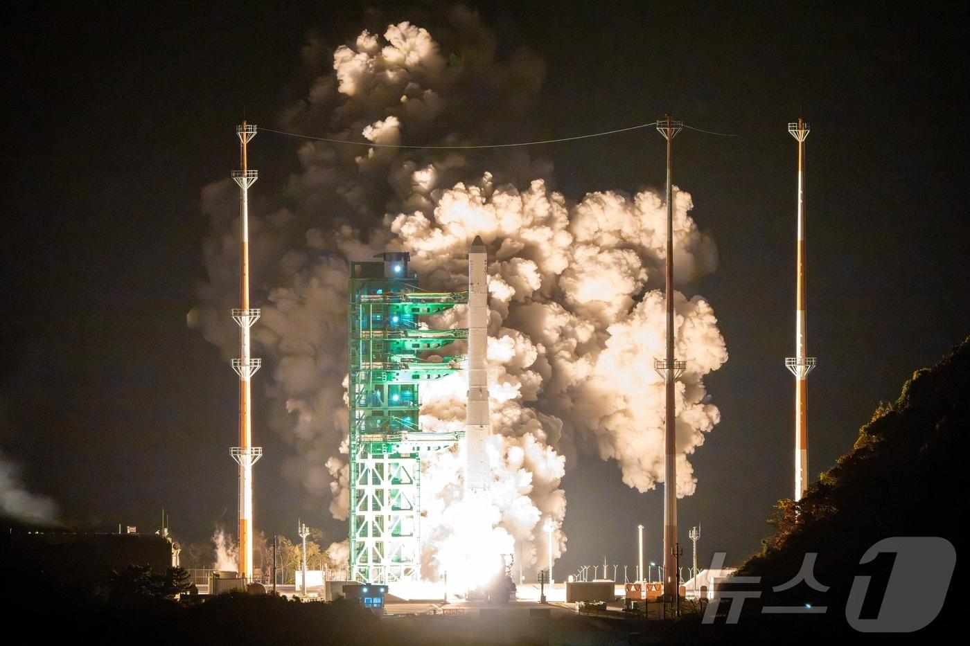 한국형 발사체 누리호&#40;KSLV-Ⅱ&#41;가 27일 새벽 전남 고흥군 나로우주센터에서 4차 발사를 맞아 우주로 날아오르고 있다. 차세대중형위성 3호&#40;1기&#41;를 비롯해 큐브위성 12기 등 총 13기의 위성을 실은 누리호는 오로라를 비롯한 우주환경 관측부터 항암제 연구 등 우주 바이오 실험까지 다양한 임무를 추진한다. &#40;한국항공우주연구원 제공. 재판매 및 DB 금지&#41; 2025.11.27/뉴스1
