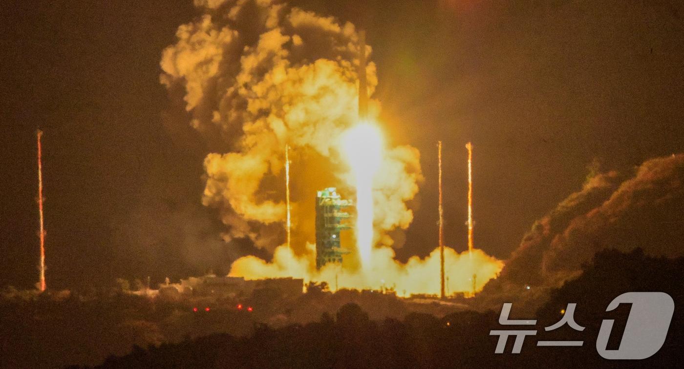 한국형 발사체 누리호&#40;KSLV-Ⅱ&#41;가 27일 새벽 전남 고흥군 나로우주센터에서 4차 발사를 맞아 우주로 날아오르고 있다. 차세대중형위성 3호&#40;1기&#41;를 비롯해 큐브위성 12기 등 총 13기의 위성을 실은 누리호는 오로라를 비롯한 우주환경 관측부터 항암제 연구 등 우주 바이오 실험까지 다양한 임무를 추진한다. 2025.11.27/뉴스1 ⓒ News1 안은나 기자