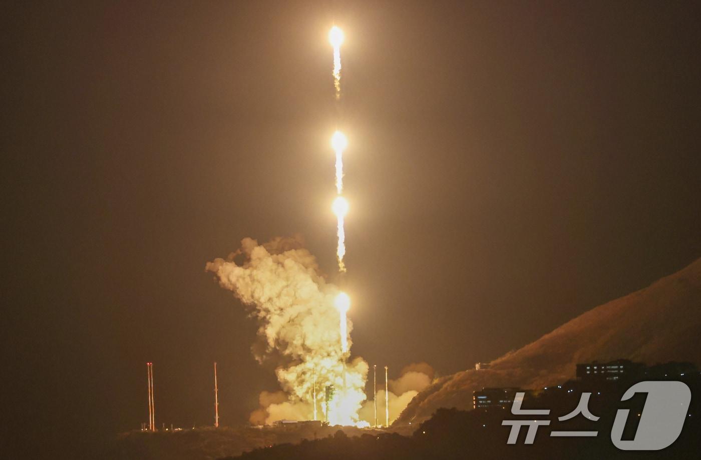 한국형 발사체 누리호&#40;KSLV-Ⅱ&#41;가 27일 새벽 전남 고흥군 나로우주센터에서 4차 발사를 맞아 우주로 날아오르고 있다. &#40;레이어 합성&#41; 2025.11.27/뉴스1 ⓒ News1 안은나 기자